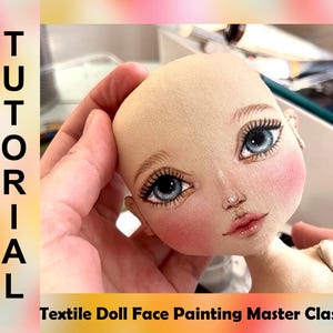 Op de afbeelding: Een close-up van een poppengezicht met geschilderde details, waaronder blauwe ogen, roze wangen en delicate lippen. De tekst "TUTORIAL" staat links en "Textile Doll Face Painting Master Class" onderaan.