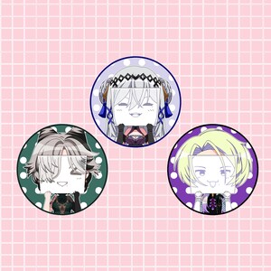 以下が含まれることがあります： 3つの丸いキャラクターバッジ。1つは、白い髪と白黒のヘッドピースを持つキャラクターが青い背景に描かれています。もう1つは銀髪と緑の背景です。最後は金髪と紫の背景です。