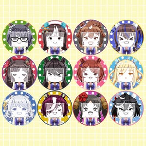 Puede incluir: Una colección de doce botones redondos con ilustraciones de personajes de estilo anime. Cada botón presenta un personaje diferente con peinados, expresiones faciales y combinaciones de colores únicos. Los botones están sobre un fondo amarillo.