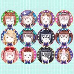 Könnte beinhalten: Eine Sammlung von zwölf runden Aufklebern mit Illustrationen von Anime-Charakteren. Jeder Aufkleber zeigt einen anderen Charakter mit einzigartigen Frisuren, Gesichtsausdrücken und Outfits. Die Aufkleber sind vor farbenfrohen Hintergründen angeordnet.