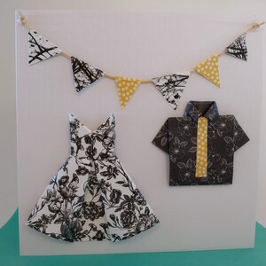 Carte de mariage noir et blanc monochrome robe jaune mariée marié banderoles anniversaire fiançailles occasion spéciale message de voeux