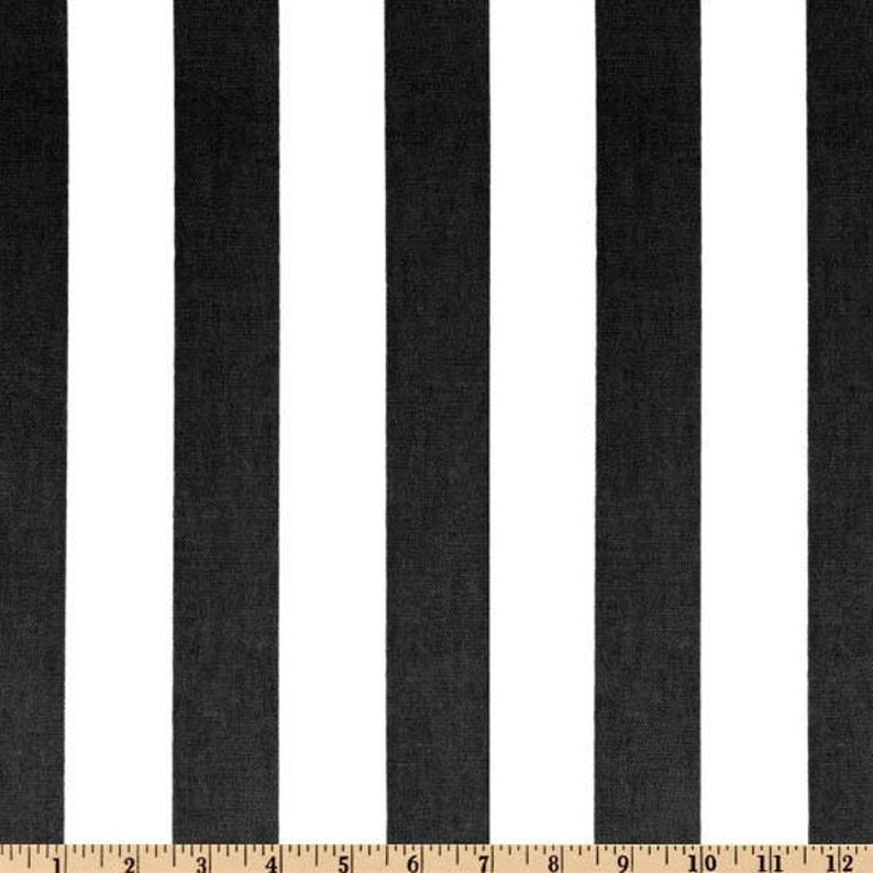 K&ouml;nnte beinhalten: Schwarz-wei&szlig; gestreiftes Gewebe mit einem sich wiederholenden Muster. Der Stoff ist gewebt und hat eine subtile Textur.