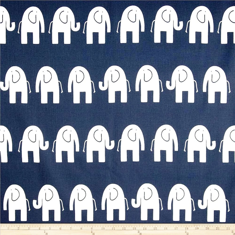 K&ouml;nnte beinhalten: Wei&szlig;e Elefanten-Silhouetten auf dunkelblauem Hintergrund. Die Elefanten sind in einem sich wiederholenden Muster angeordnet.