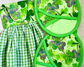 St Patrick’s Pot Holders And Hanging Kitchen Towel Gift Set, Green and White Kitchen Towel, Hostess Gift,Housewarming, Pocket Potholders,