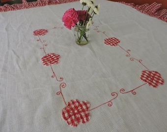 Vintage Tablecloth, Red Gingham, Appliqued Daisies, Ruffled Edges, Farmhouse Table, Country Home, Picnic Outing, Frilly Linens, Summer Day