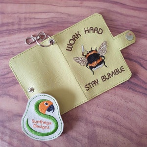 Porte-cartes pliable Stay Bumble Bee FICHIER NUMÉRIQUE 5 x 7 ITH pour machines à broder uniquement,