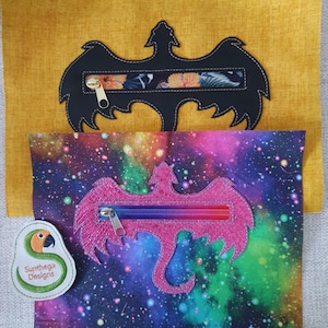 Peut inclure: Deux pochettes zippées avec des motifs de dragon. L'une est noire avec une fermeture éclair dorée et un fond jaune. L'autre est rose avec une fermeture éclair arc-en-ciel et un fond galactique. Un petit écusson avec un motif de perroquet est également visible.