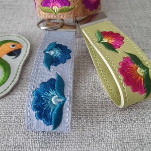 Pulsera Folk Flower nº1 5 x 7 ITH ARCHIVO DIGITAL solo para máquinas de bordar incluye 3 tamaños de espacio en blanco de 21, 19 y 17 cm de largo y 3 pestañas
