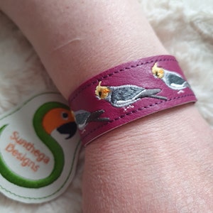 Pulsera Cockatiel 5 x 7 ITH ARCHIVO DIGITAL solo para máquinas de bordar incluye 3 tamaños en blanco de 21, 19 y 17 cm de largo y 3 pestañas