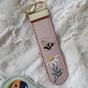 Bee and daisy key fob 4 x 4 ITH DIGITAL FILE for embroidery machines