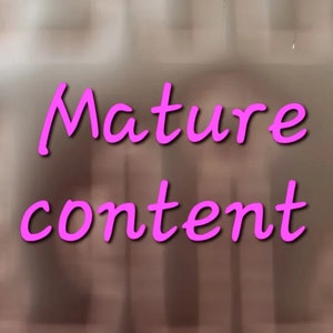 Könnte beinhalten: Ein verschwommenes Bild mit dem Text "Mature content" in rosa Schrift.