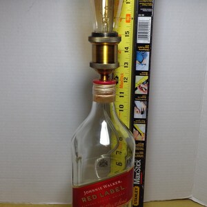 K&ouml;nnte beinhalten: Eine umfunktionierte Lampe aus einer Johnnie Walker Red Label Whiskyflasche. Die Lampe hat eine gro&szlig;e Edison-Gl&uuml;hbirne, messingfarbene Hardware und ein rotes Etikett. Die Lampe ist etwa 51 cm hoch.