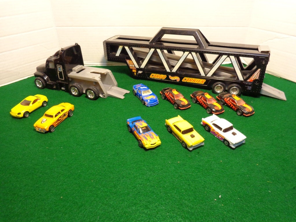 Vintage 1997 HOT WHEEL CAR Carrier with 9 Vintage 1982 to 2000