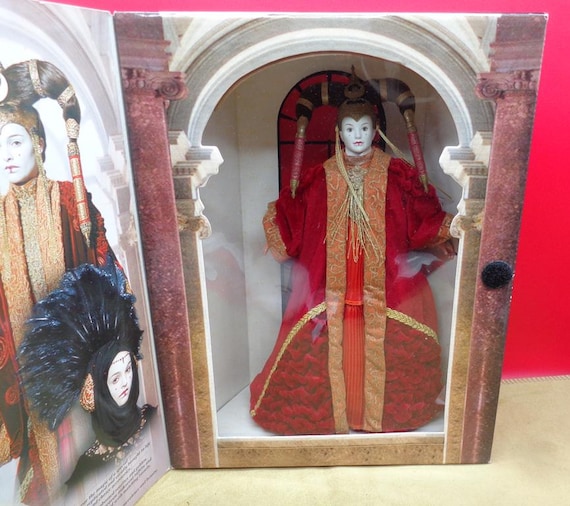 Hasbro Star Wars Queen Amidala Red Senate Gown Portrait Edition