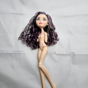 Duquesa Swan reubicada de Ooak de Ever After High