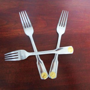 Cubiertos de acero inoxidable Cambridge SHELL GOLD ACCENT con 3 tenedores de mesa brillantes. Descontinuado.