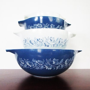 Vintage Pyrex 4 Nesting Cinderella Bowls Colonial Mist Blue and White Daisy Complete Set