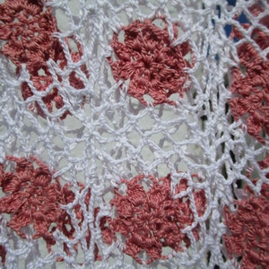 ヴィンテージスクエアテーブルクロス かぎ針編み ピンクと白の花柄 48x48インチ ハンドメイド コテージコア