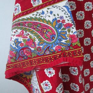 Williams Sonoma bordsduk röd franskt motiv blå paisley rektangel 70 x 88 tum bomull Indien Boho