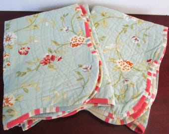 Par de fronhas Waverly tamanho KING vintage acolchoadas com estampa floral listrada em tons de azul-turquesa, reversíveis e com borda ondulada em várias cores (NOS - novas em estoque antigo).
