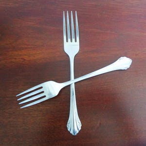 ONEIDA REPOSE Stainless Flatware 2 Dinner Forks Glossy, 1991-1991 Discontinued