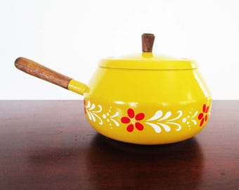Sartén para fondue vintage de los años 60, estilo imperial japonés, arte pop, margaritas, flores, amarillo mostaza con rojo y blanco, cocina retro, cocina amarilla
