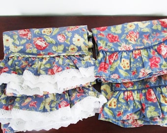 Conjunto de 4 fronhas WAVERLY com babados em renda cinza e estampa floral em fundo vermelho e azul. Tamanho padrão.