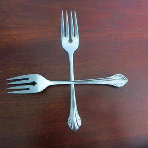 ONEIDA REPOSE Stainless Flatware 2 Salad Forks Glossy, 1991-1991 Discontinued