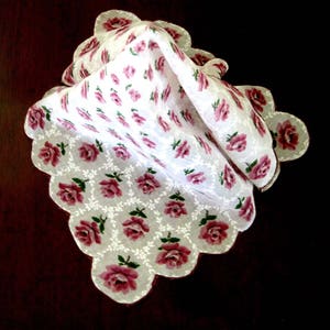 Pañuelo púrpura Pañuelo floral de la década de 1950 Rosas púrpuras Ilusión óptica Bordes festoneados recortados en púrpura
