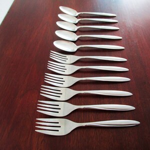 thumbnail interactive-video image 1 of Vintage Oneida Flatware Set – Delmar/Taper Pattern By 1881 Rogers (Stainless Steel) 1 of 3
