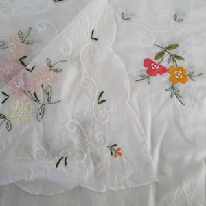 Tischdecke, herrliche Rosa Gelb Applikationen Bankett Größe 62x116 cm auf zarter weißer Baumwolle, Vintage feine Tischwäsche