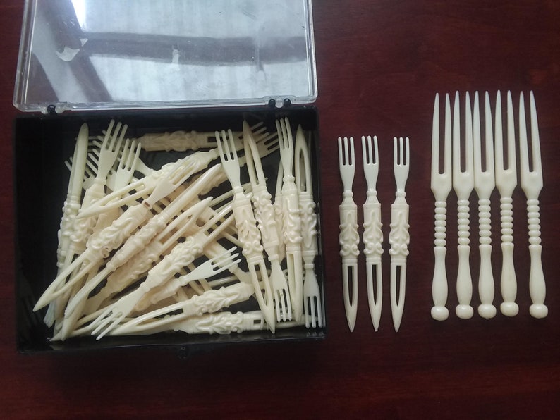 1Pack 100pcs Disposable Plastic Fruit Forks, Forks Bistro Cocktail Forks Tasting Appetizer Forks Set Mini Cake Forks Fruit Fork Plastic