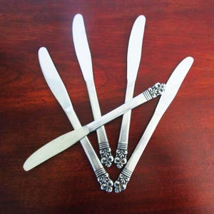 Cambridge Silver CBS1 Stainless 5 Dinner Knives Ornate Floral Pattern Flatware Satin Handle Black Accent Tip Vintage Silverware Japan
