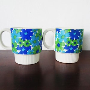 Tasses à café vintage des années 1960 MOD marguerites bleues vertes tasses à thé empilables rétro Flower Power