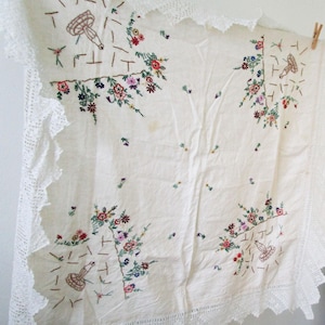 Vintage weiße Baumwolltischdecke Hand gestickt 40 &quot;sq breiter Spitzenrand Blumen in Rosa