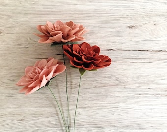 "Handgemachte Dahlie aus Wollfilz: ""Blumenstrauß"" Blume, Großes Format."