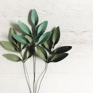 Olijftakblad, vilten steel, vilten bloemen en groen voor het maken van je eigen boeket, cadeautopper of fotorekwisiet