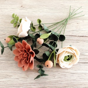 Ranunkel + Dahlienstrauß, Filzblumenstrauß, Sendeblumen
