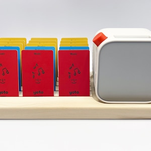 Yoto Player Dock (3e génération) ; support en bois pour lecteur Yoto et cartes audio. Personnalisable.