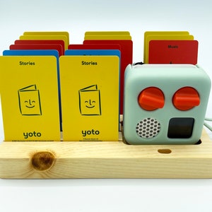 Mini station d'accueil Yoto ; porte-cartes en bois et support pour lecteur audio pour enfants. Personnalisable !