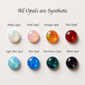 Pode incluir: Oito opalas sint&eacute;ticas em v&aacute;rias cores: branco, rosa, laranja, vermelho, azul claro, azul, verde escuro e preto. O texto "All Opals are Synthetic" &eacute; exibido acima das opalas.