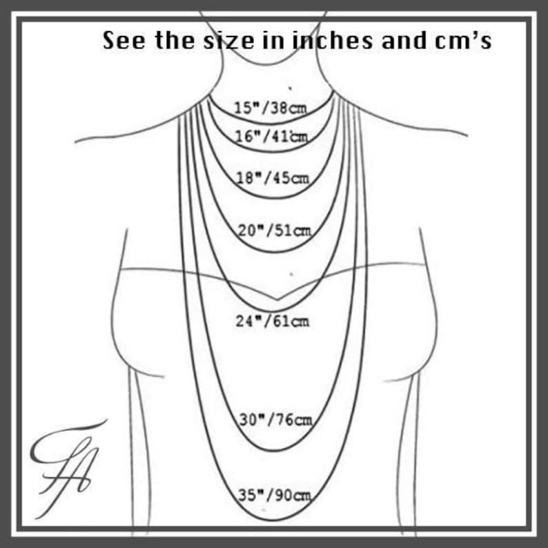 Pu&ograve; includere: Uno schema che mostra diverse lunghezze di collana in pollici e centimetri. Le lunghezze sono 15 pollici, 16 pollici, 18 pollici, 20 pollici, 24 pollici, 30 pollici e 35 pollici.