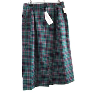 Puede incluir: Una falda de cuadros verde, roja y azul con una etiqueta blanca que dice "Pendleton".