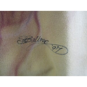 Puede incluir: Primer plano de una firma en una superficie beige claro. La firma dice "Balliove '97".