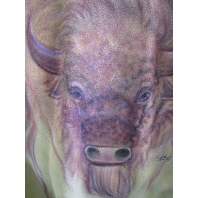 Puede incluir: Primer plano de una pintura de la cara de un bisonte. El bisonte est&aacute; pintado en tonos de marr&oacute;n, blanco y morado. La lengua del bisonte est&aacute; fuera. La pintura est&aacute; firmada "Bulla" en la esquina inferior derecha.