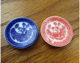 Vintage Dollhouse Miniature Blue Red Willow Pattern Plates Two GUC