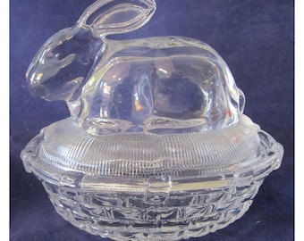 Konijntje op mandnest helder glas bedekt snoepschotel ongemarkeerde vintage GUC