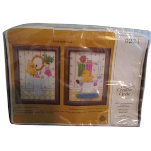 Può includere: Un set di due kit di ricamo a punto croce incorniciati che raffigurano un'anatra gialla che fa il bagno. I kit sono di The Creative Circle e sono etichettati con il numero 0234. La dimensione finita di ogni pezzo è di 5" x 7" (12,7 cm x 17,8 cm).