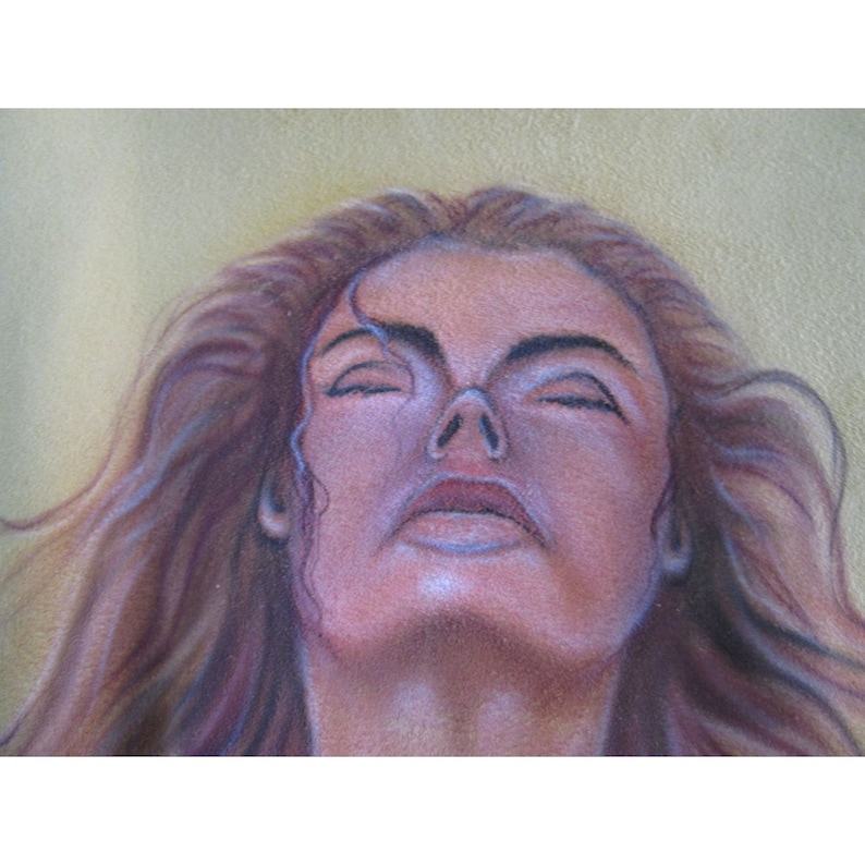 Puede incluir: Un primer plano de la cara de una mujer con los ojos cerrados. Su cabello es largo y fluido, y lleva un fondo marr&oacute;n claro.