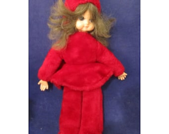 Muñeco de peluche vintage con traje de piel sintética roja y capucha hecho a mano